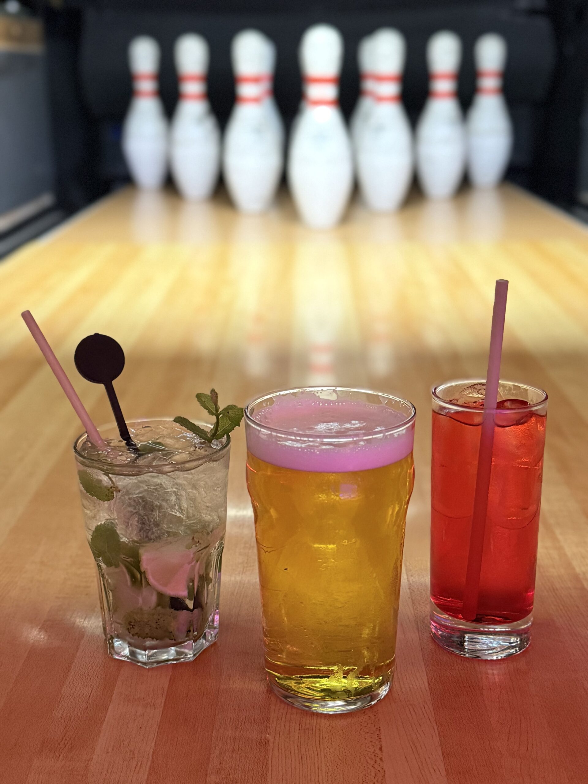 Boissons et ambiance du bar du Bowling du Golfe