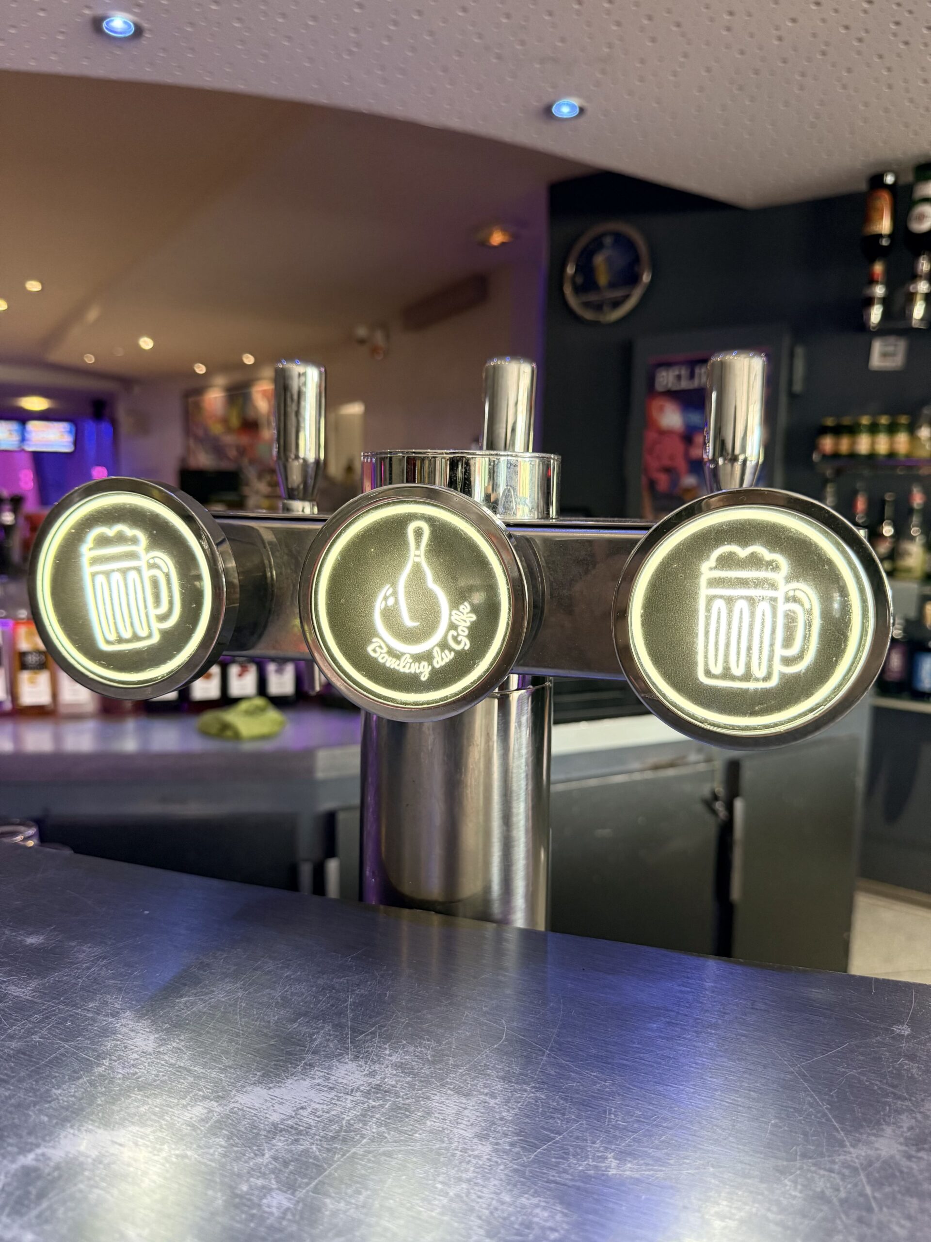 Ambiance du bar au Bowling du Golfe