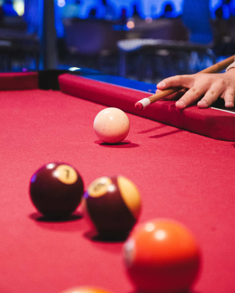 Partie de billard au Bowling du Golfe