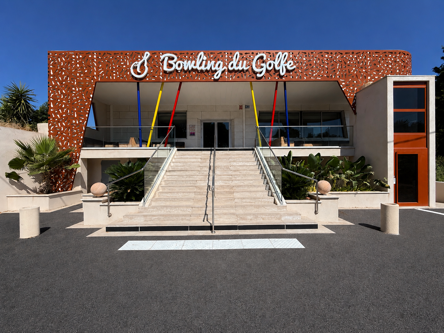 Façade du Bowling du Golfe à Grimaud
